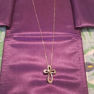 Silver small box chain with cross.